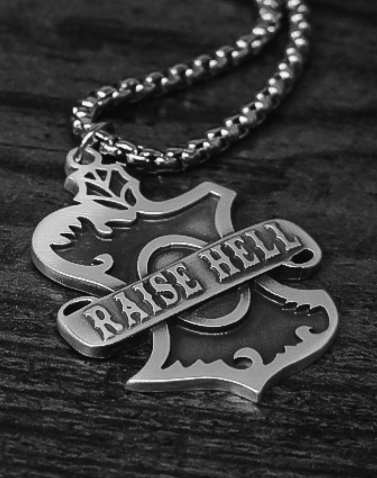 ⚡️Raise Hell oak leaf necklace⚡️